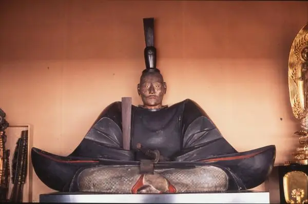 Seated wooden statue of Oda Nobunaga (Important Cultural Property)