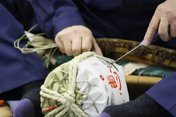 Barrel hooping by an artisan