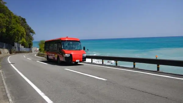 DMV-933 racing along the coastal roads in bus mode
（C）阿佐海岸鉄道