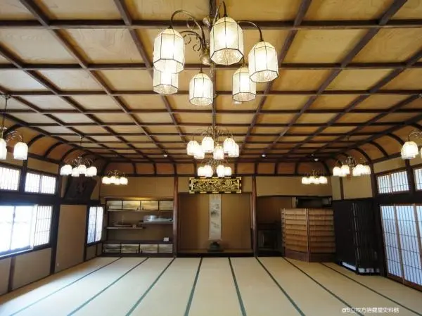 A special food and cultural experience in a 63-tatami-mat size grand hall (roughly 105 square meters)