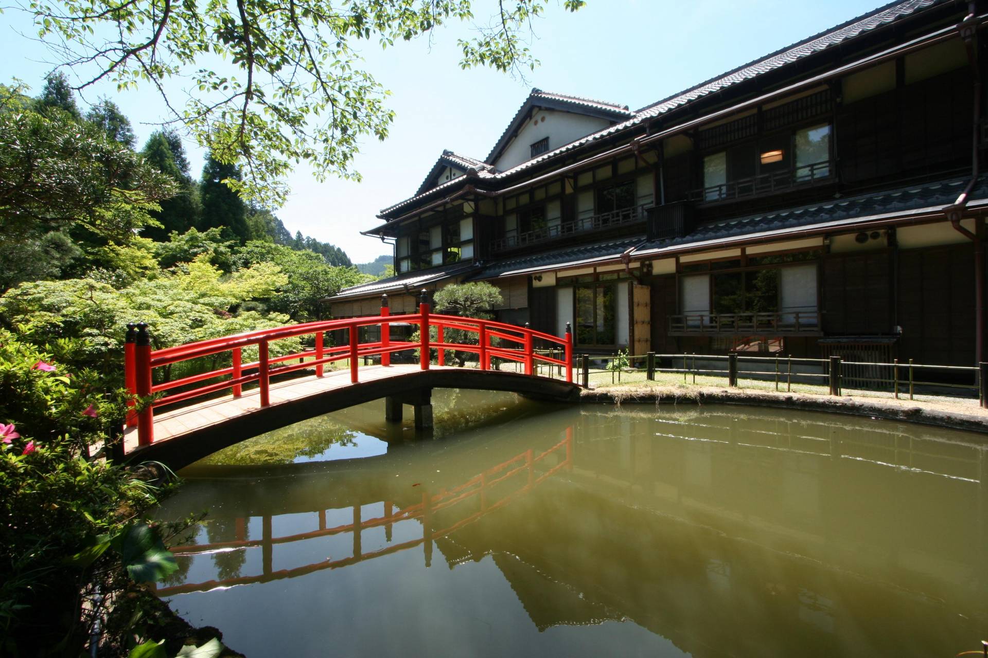 貴重な歴史的建造物の温泉宿で贅沢ステイ。