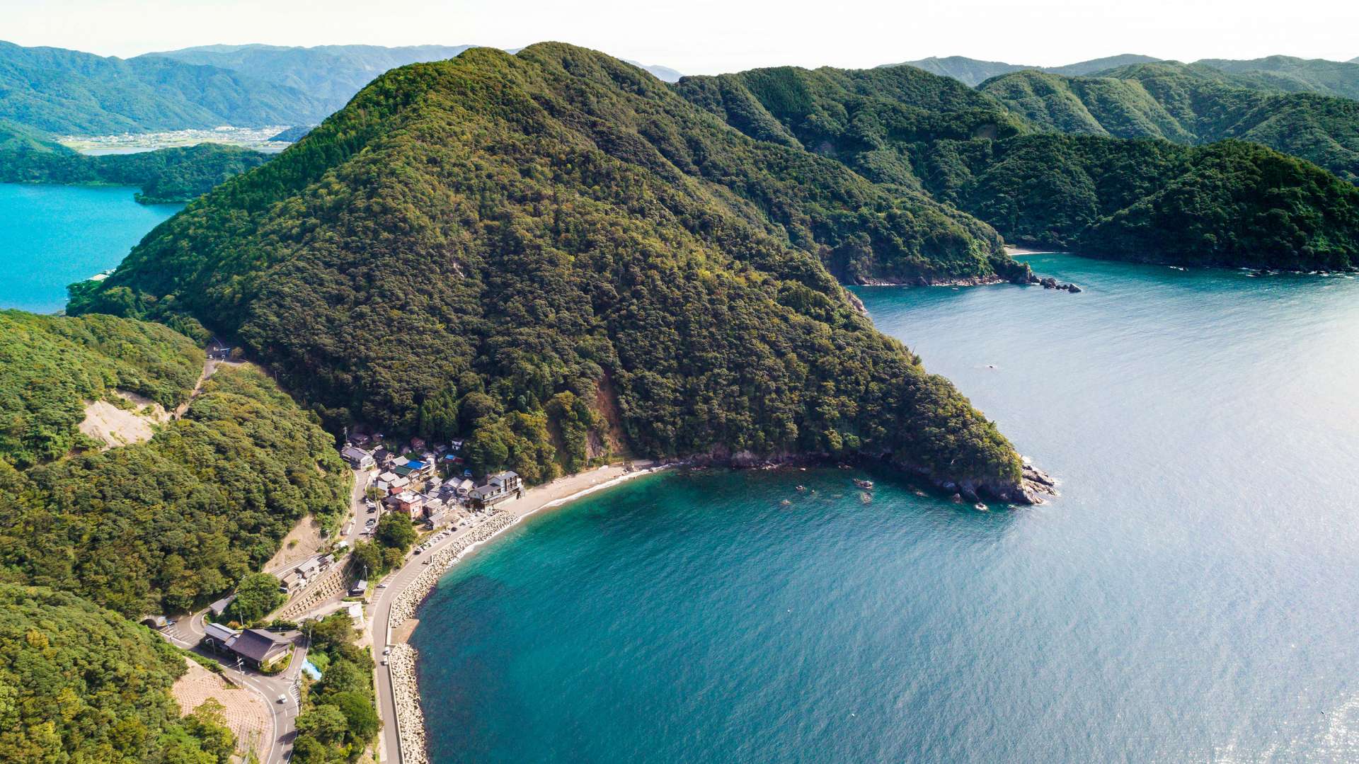 美しい海と緑豊かな山々に囲まれた好立地。