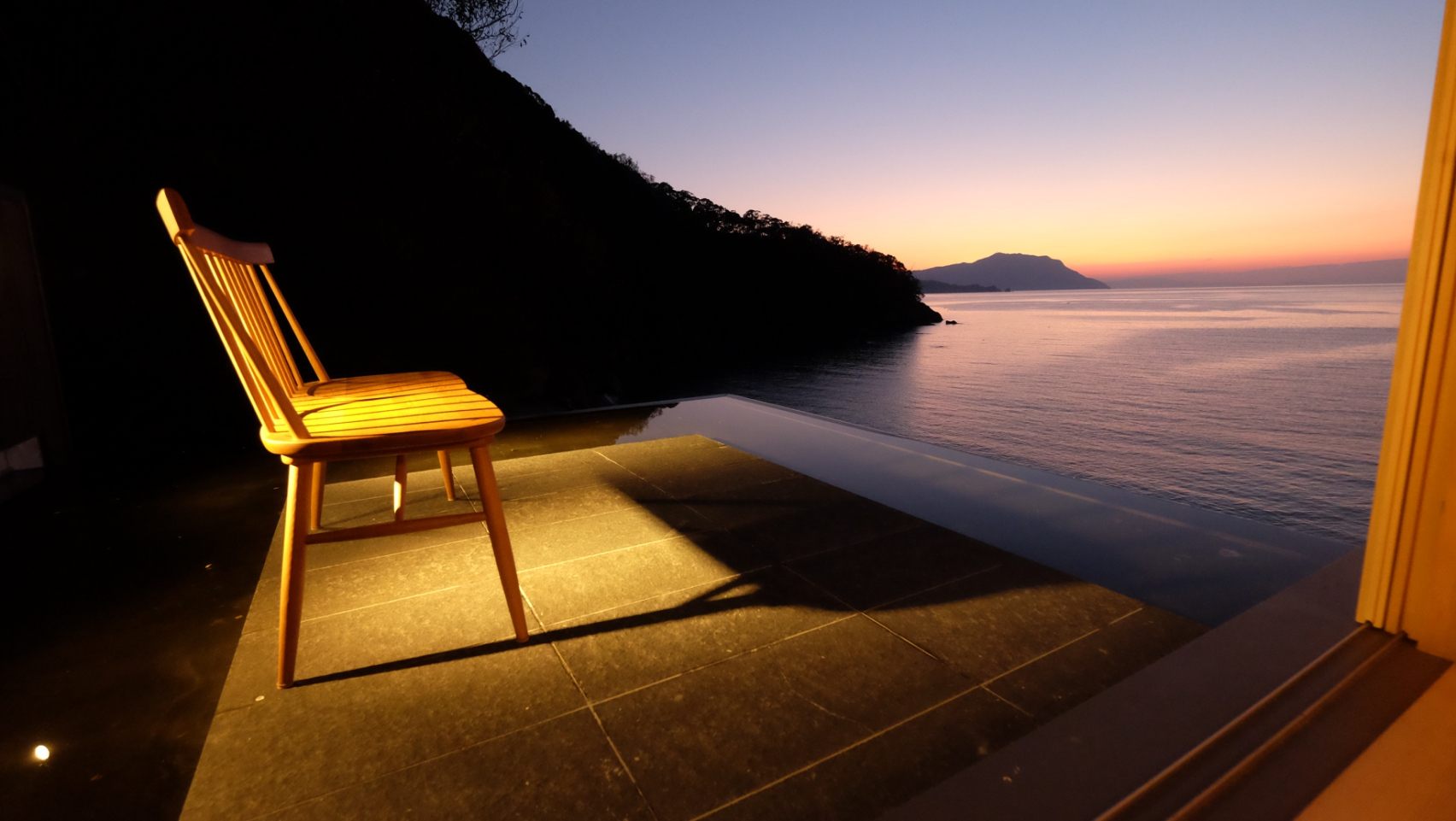 自然の神秘が感じられる夕暮れ時をテラスで。