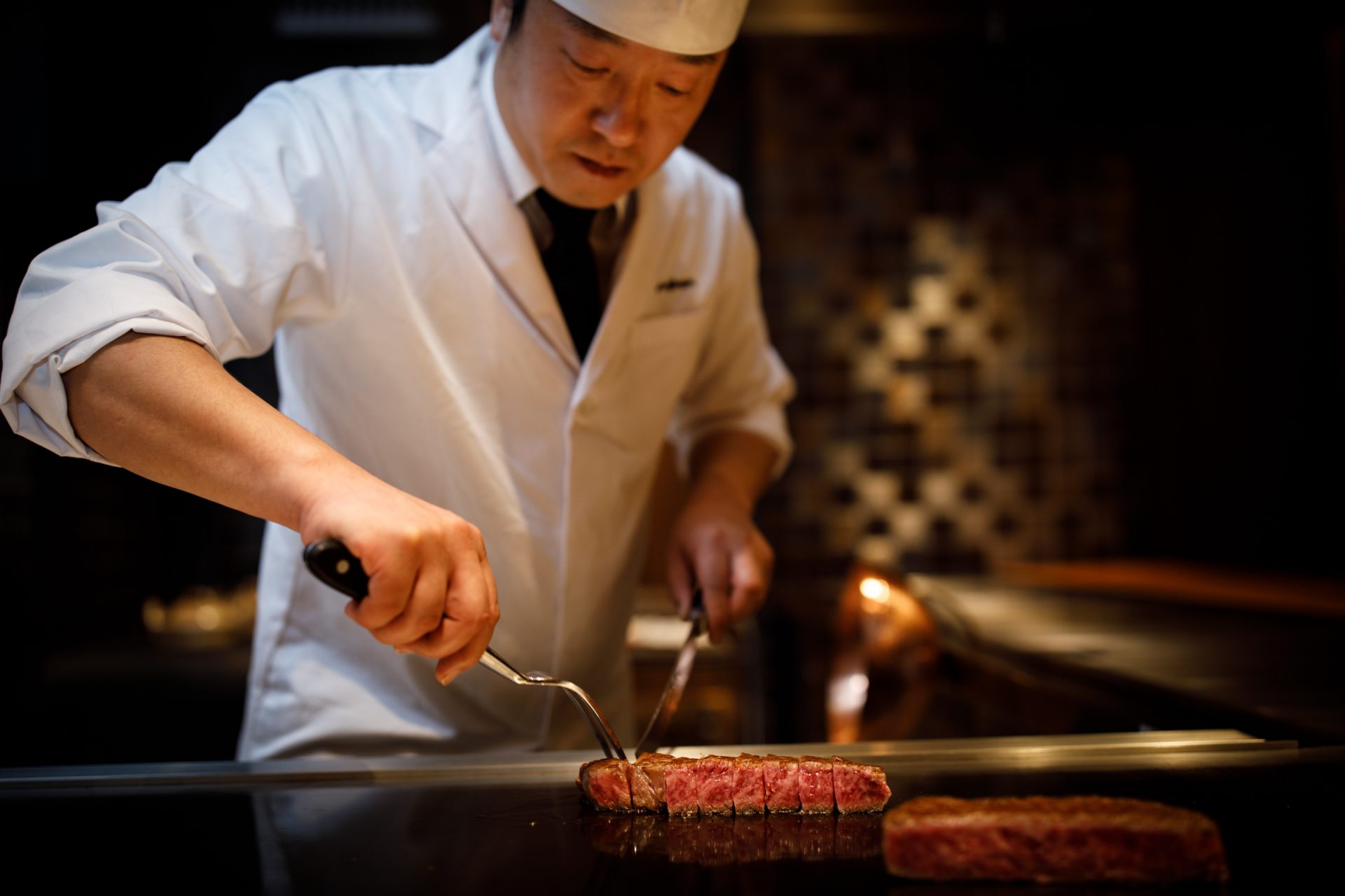 目の前でシェフが調理。五感で食を体験できます。