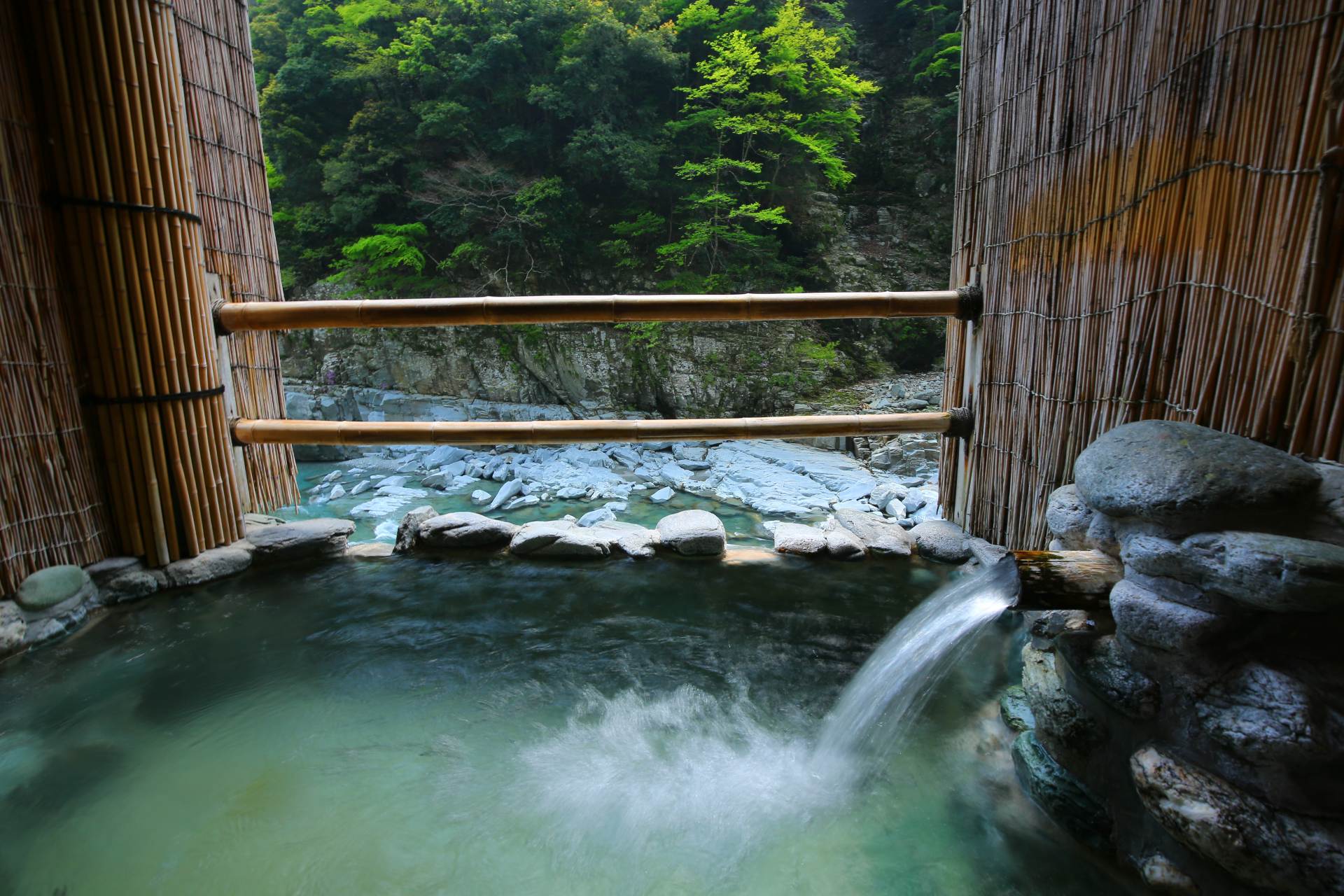 さらに贅沢な時間が過ごせる、貸切露天風呂「やまぎりの湯」。