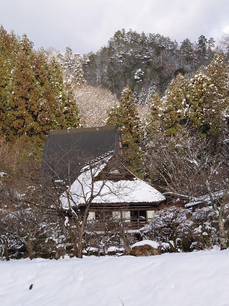 雪深い冬は囲炉裏を囲みつつ、雪見酒も風流！