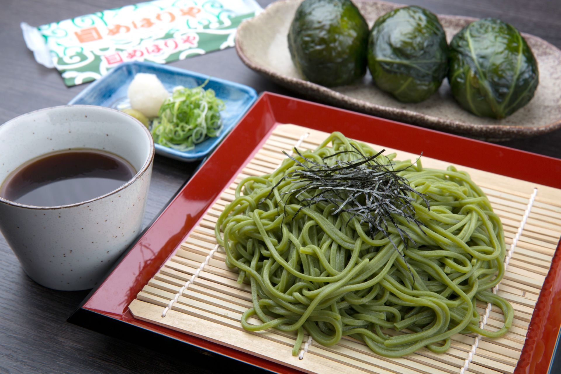 めはり寿司が3個セットになっためはりと茶そば1050円