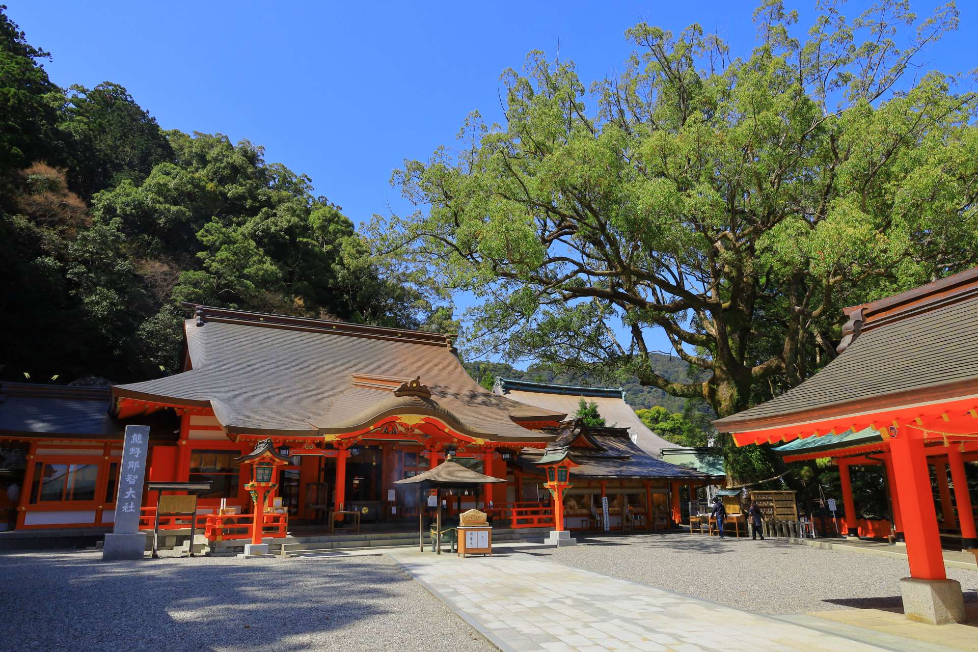 山の中腹に鎮座する熊野那智大社。青岸渡寺が隣接する。
©和歌山県観光連盟