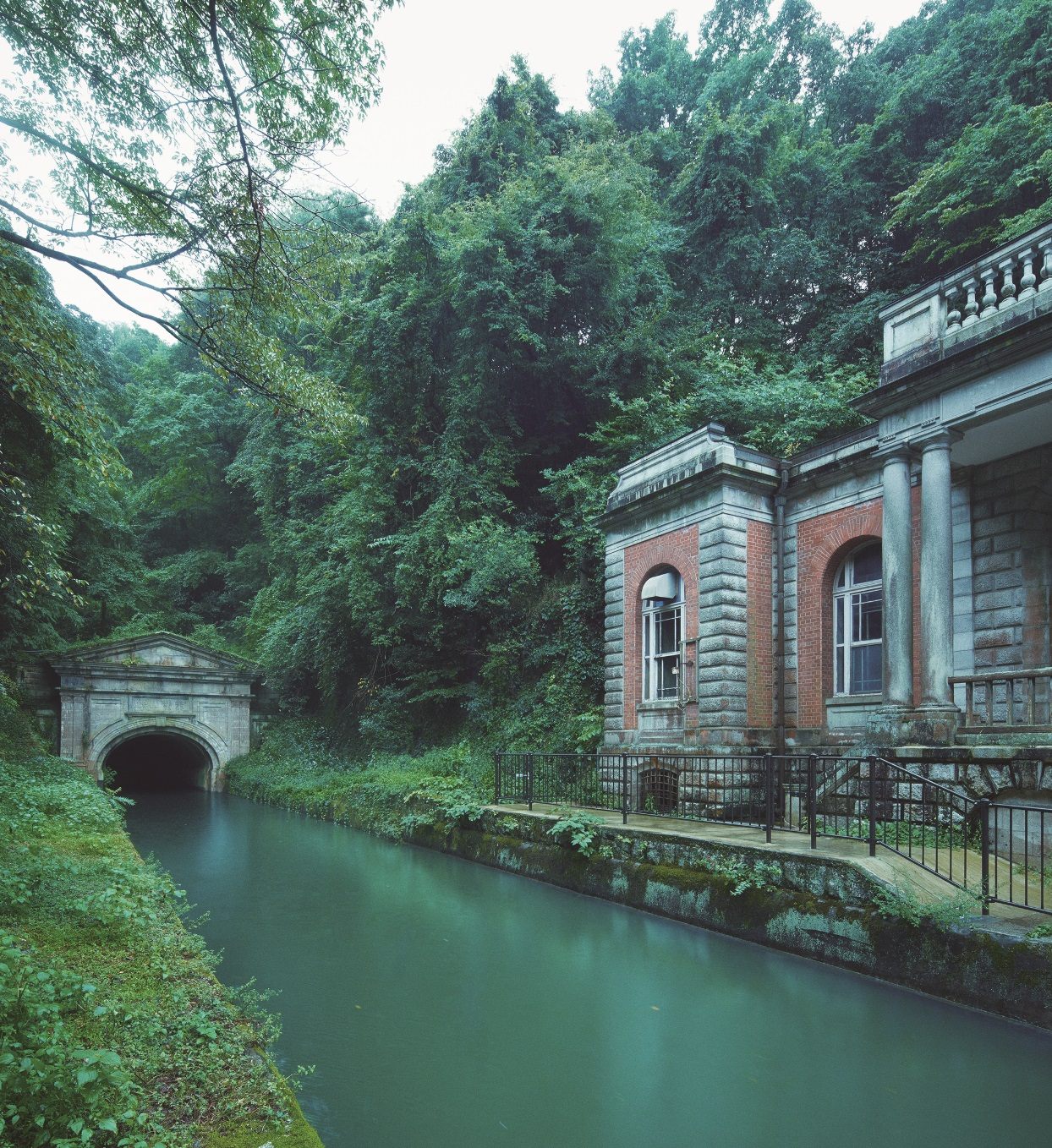 旧御所水道ポンプ室など、貴重な産業遺産を見ることができます。