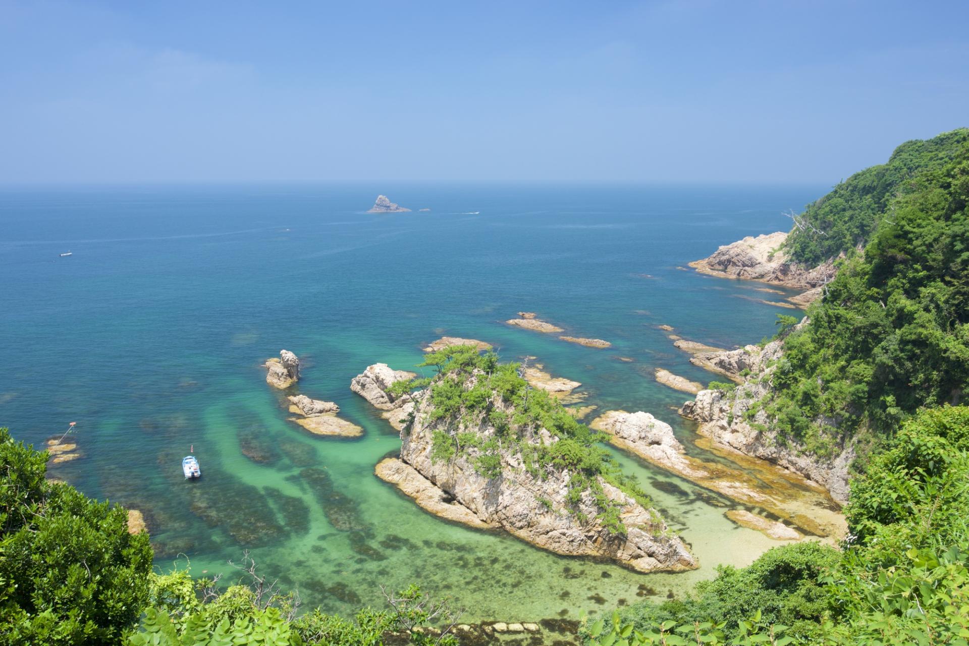 リアス式海岸が広がる浦富海岸など、みどころも豊富。