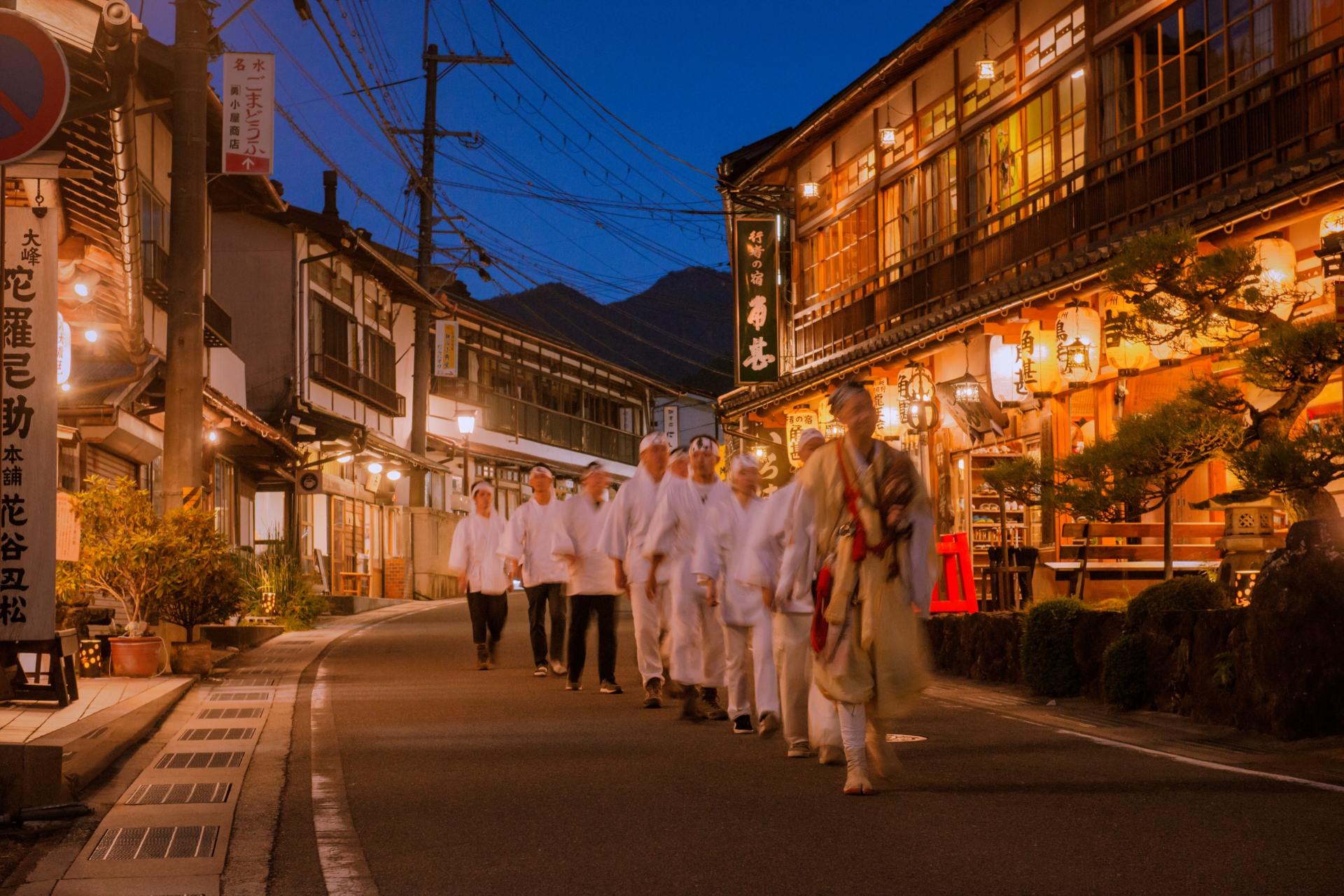 夜の温泉街と修行者