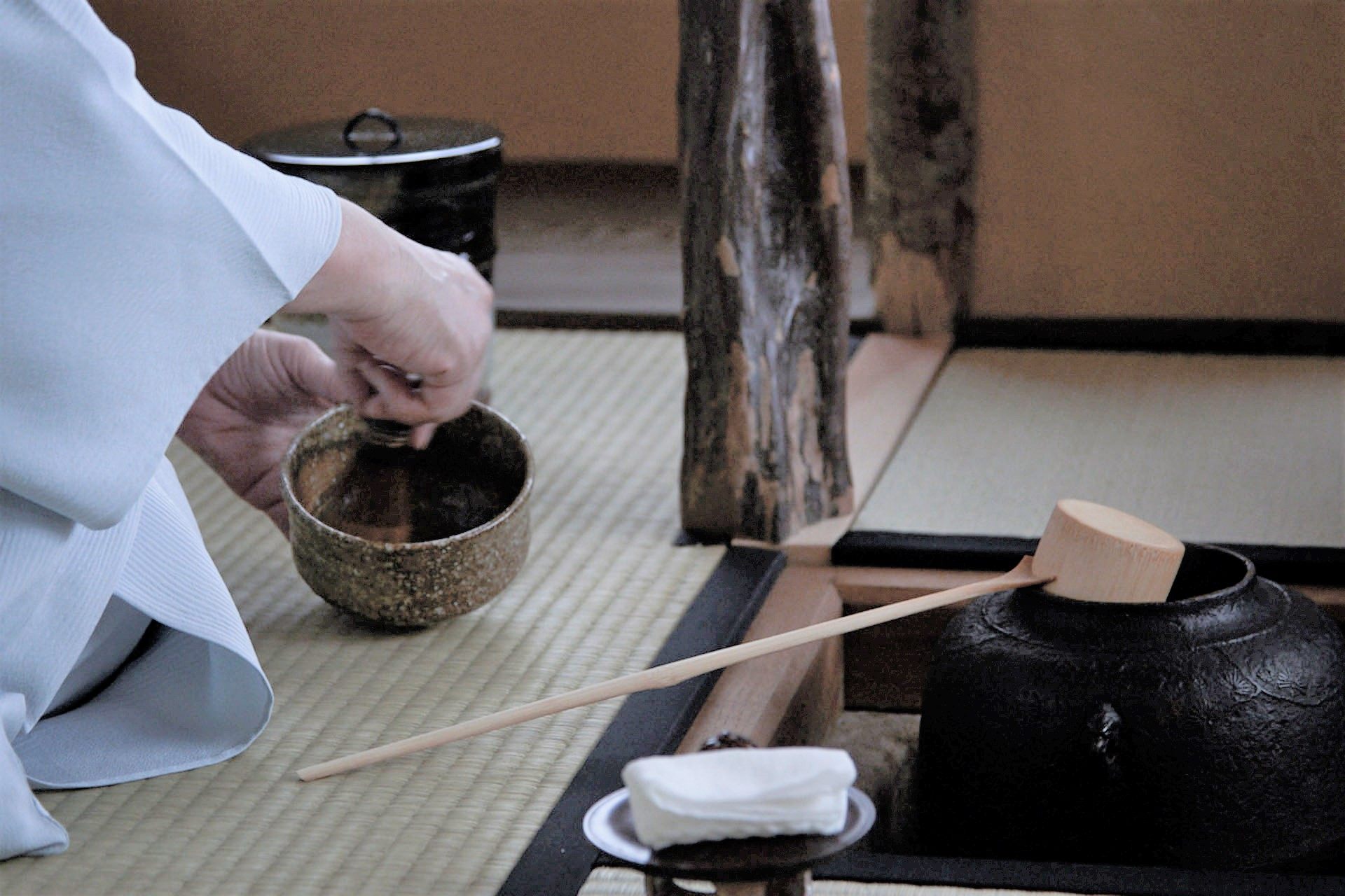 築100年の茶室「湖丹庵」で静かにお茶を味わう。