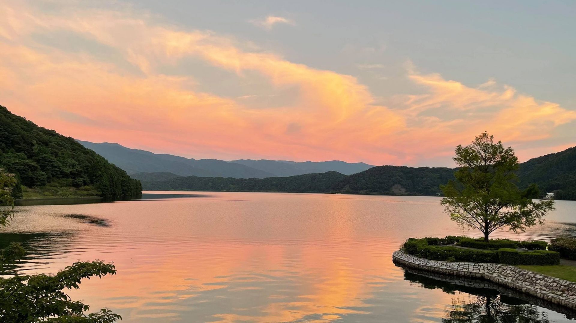 夕暮れ色に染まる水月湖は高まる気持ちを表すよう。