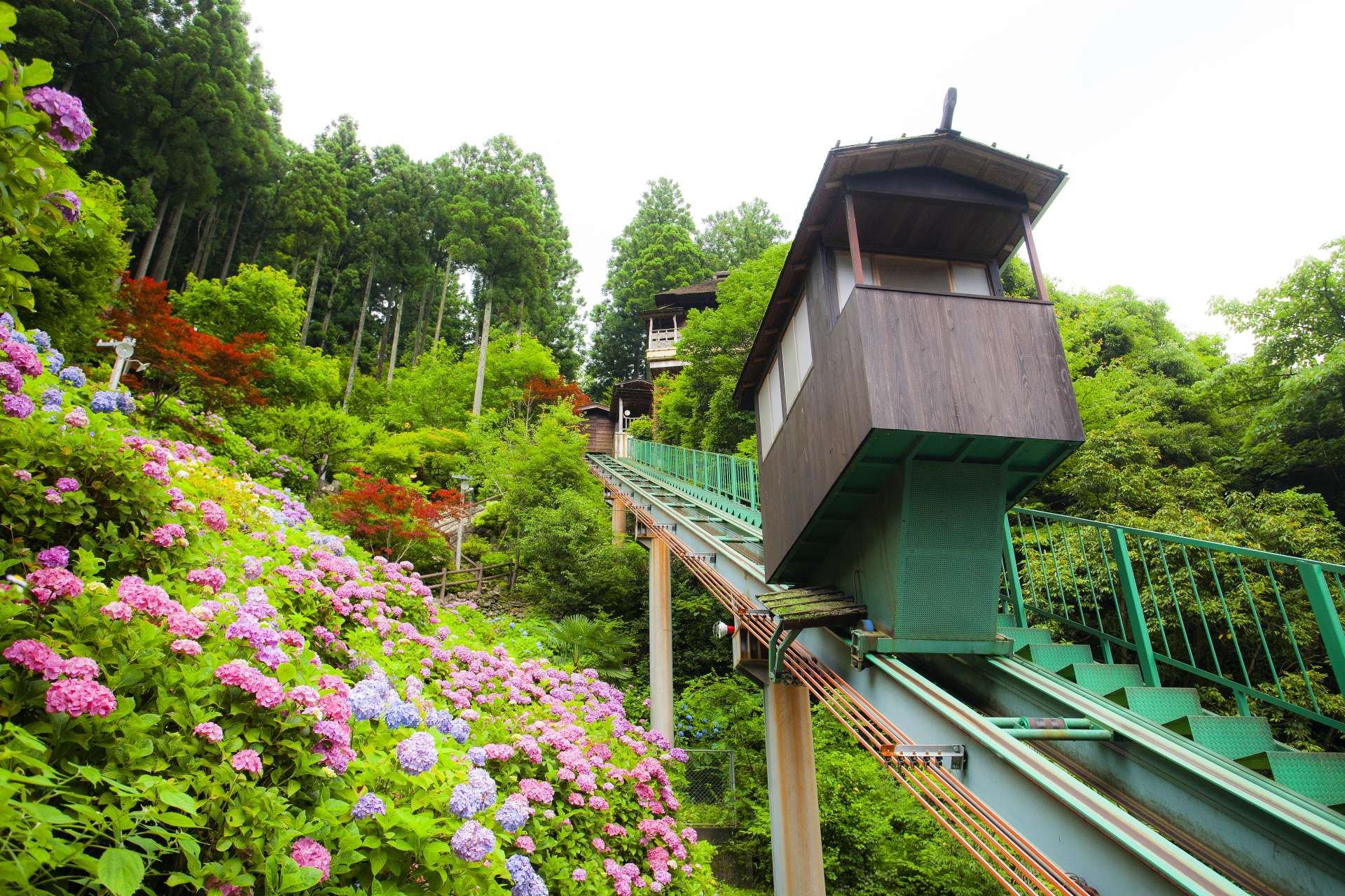 天空露天風呂ヘは、山小屋風ケーブルカーでアクセス。