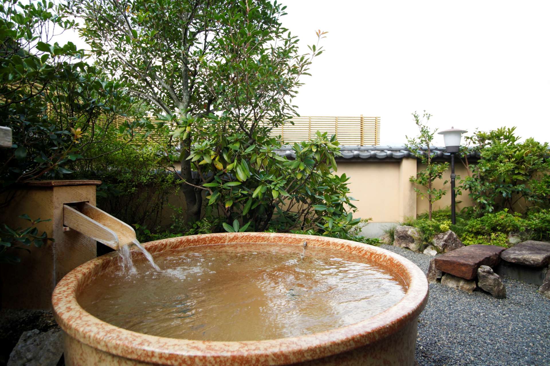 信楽焼の湯舟に浸かりながら、庭園と嵐山の自然を堪能。