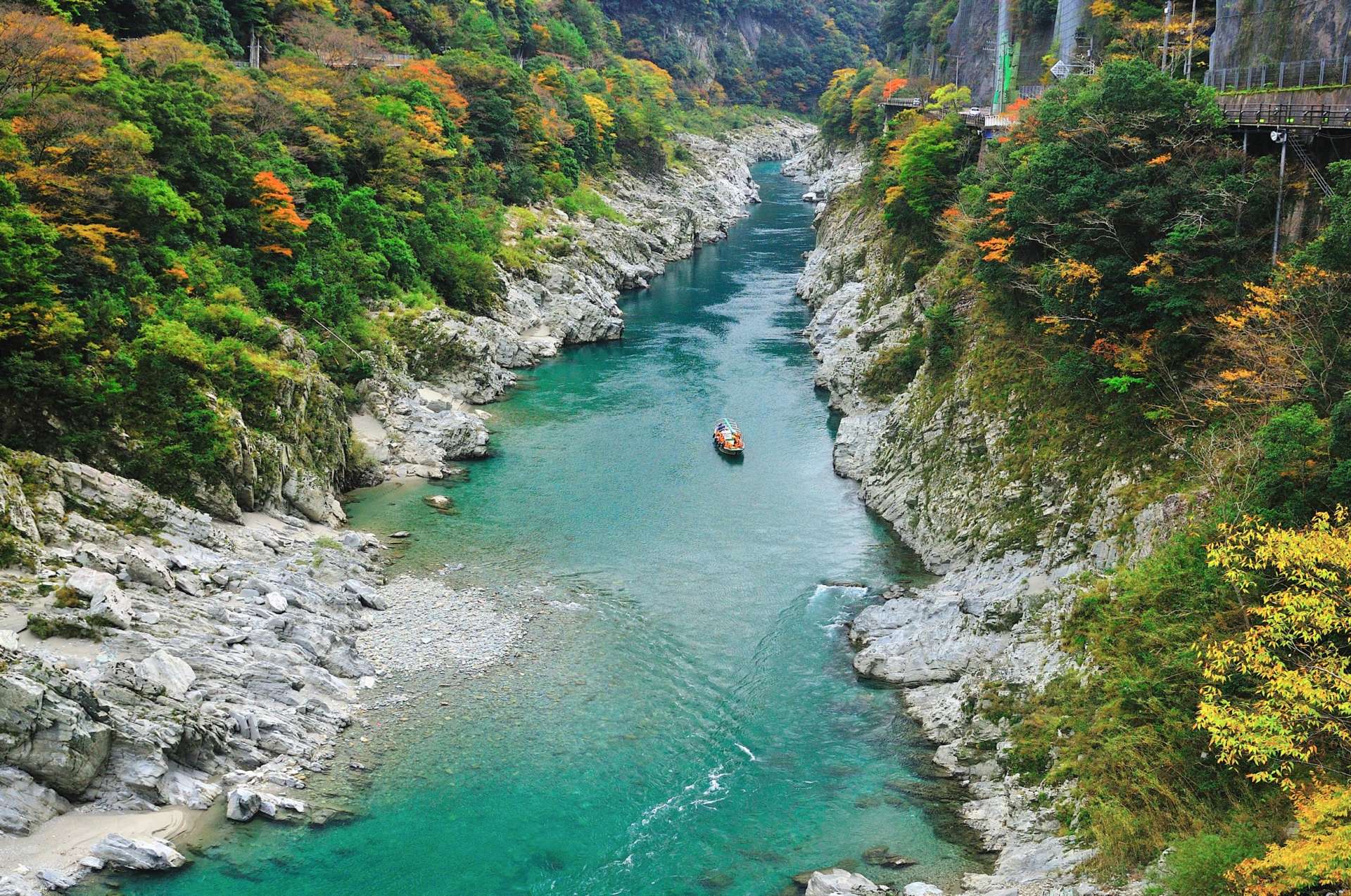 秋には紅葉が川面に映る