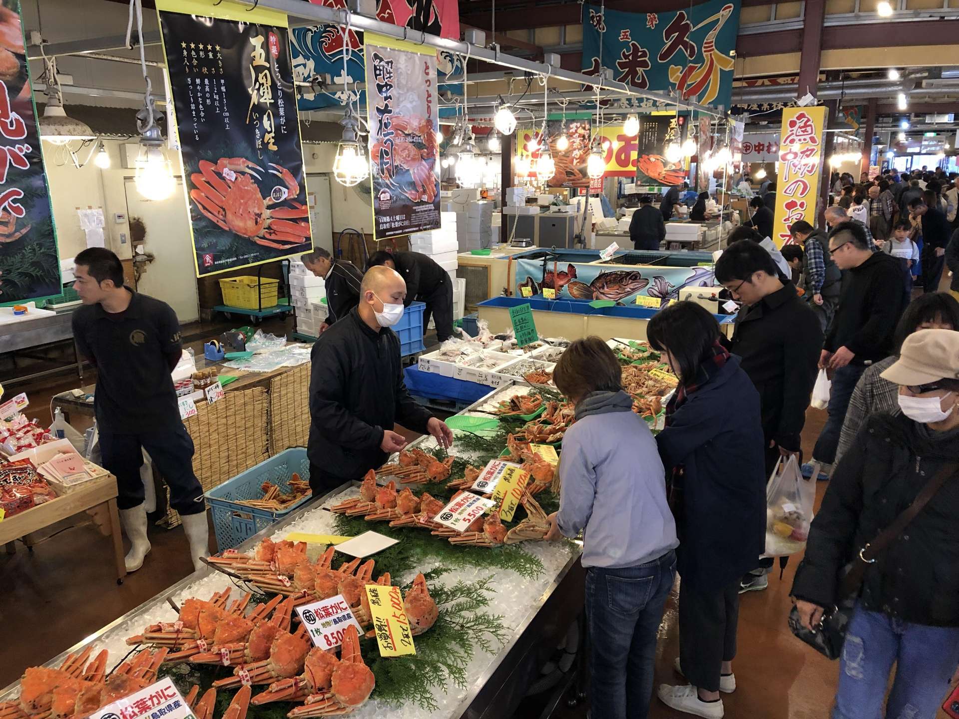 大勢の買い物客で活気あふれる市場。