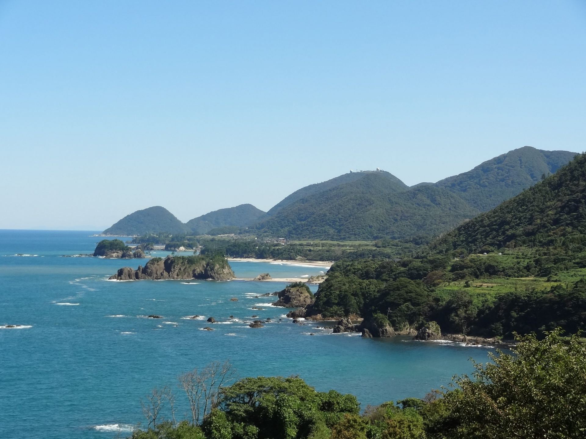 海岸砂丘と海岸段丘の海食地形が美しい丹後松島。