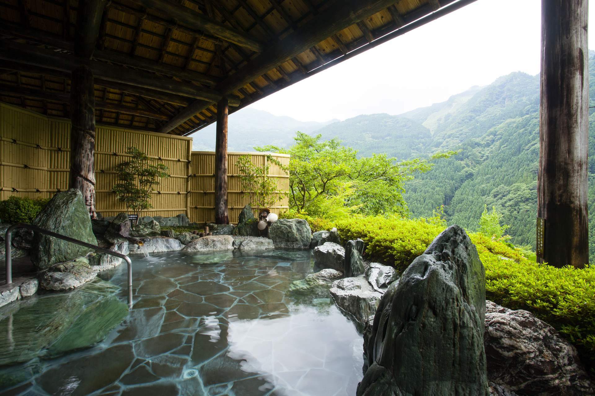 四方を山に囲まれる男湯「雲海の湯」と女湯「樹海の湯」からは、祖谷渓谷の絶景が望めます。