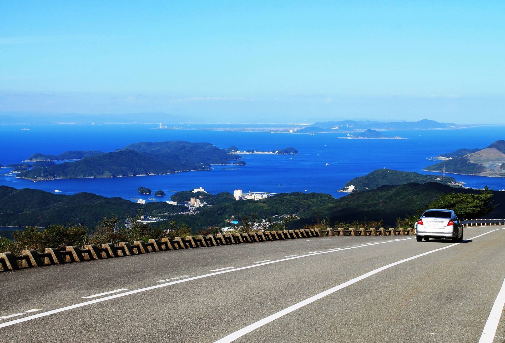 山頂から鳥羽方面へ下る途中に見える伊勢湾。どこまでも続く真珠の海を堪能して。