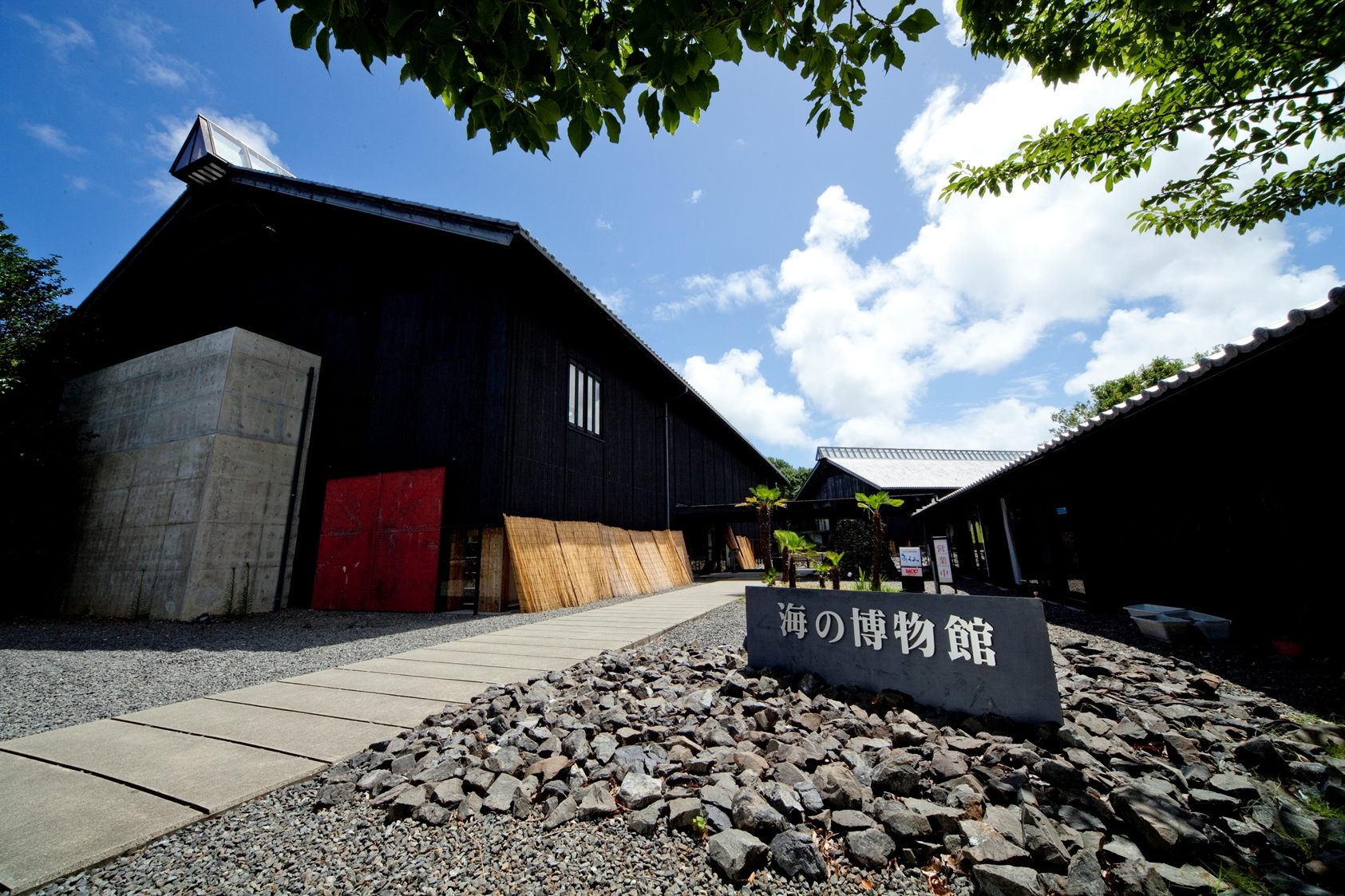 建築家・内藤廣による設計で建てられた同館。木造の展示棟と自然風景が調和しています。