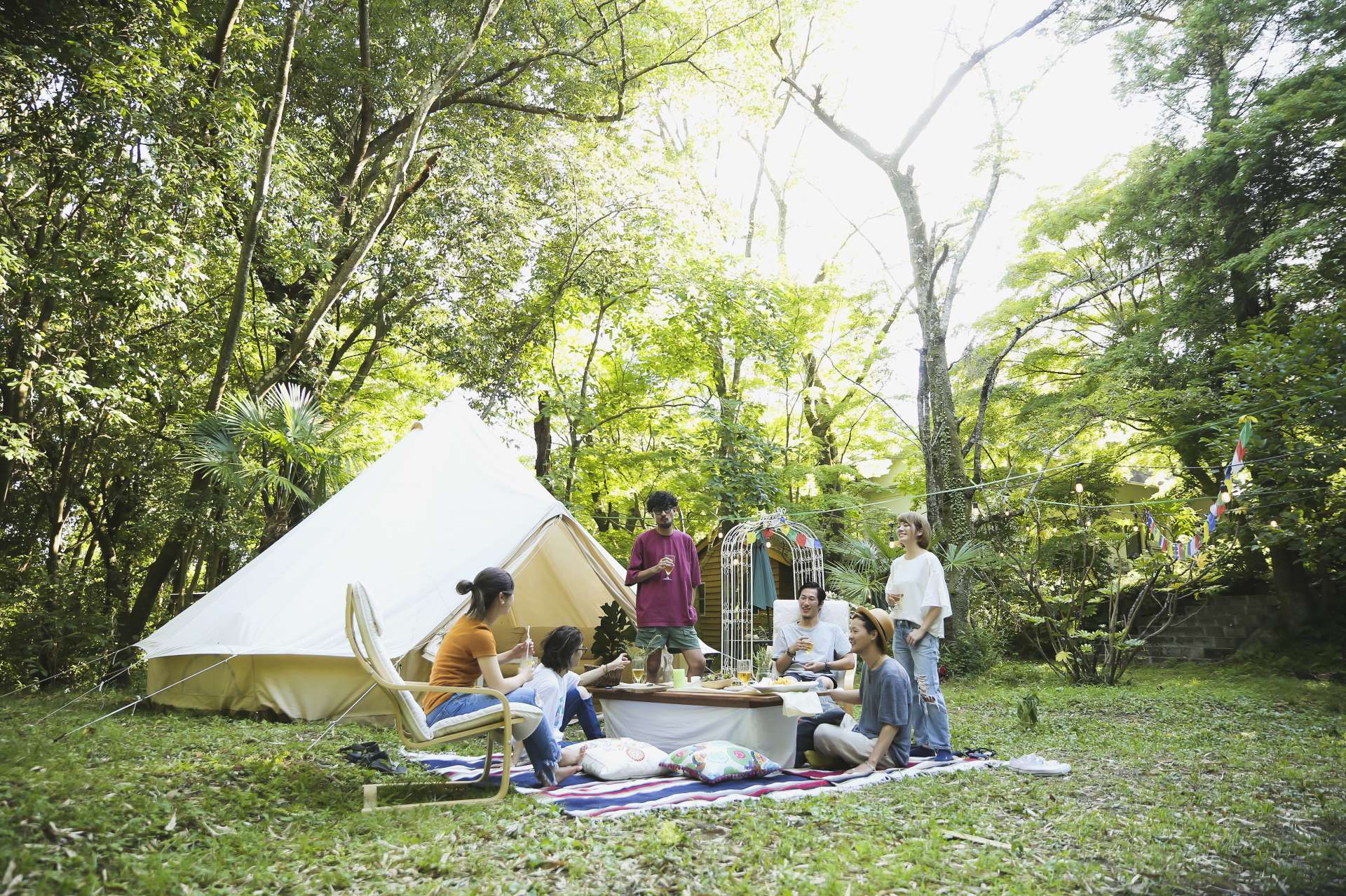 テントを持ち込んで、川のせせらぎをBGMにのんびりキャンプ。