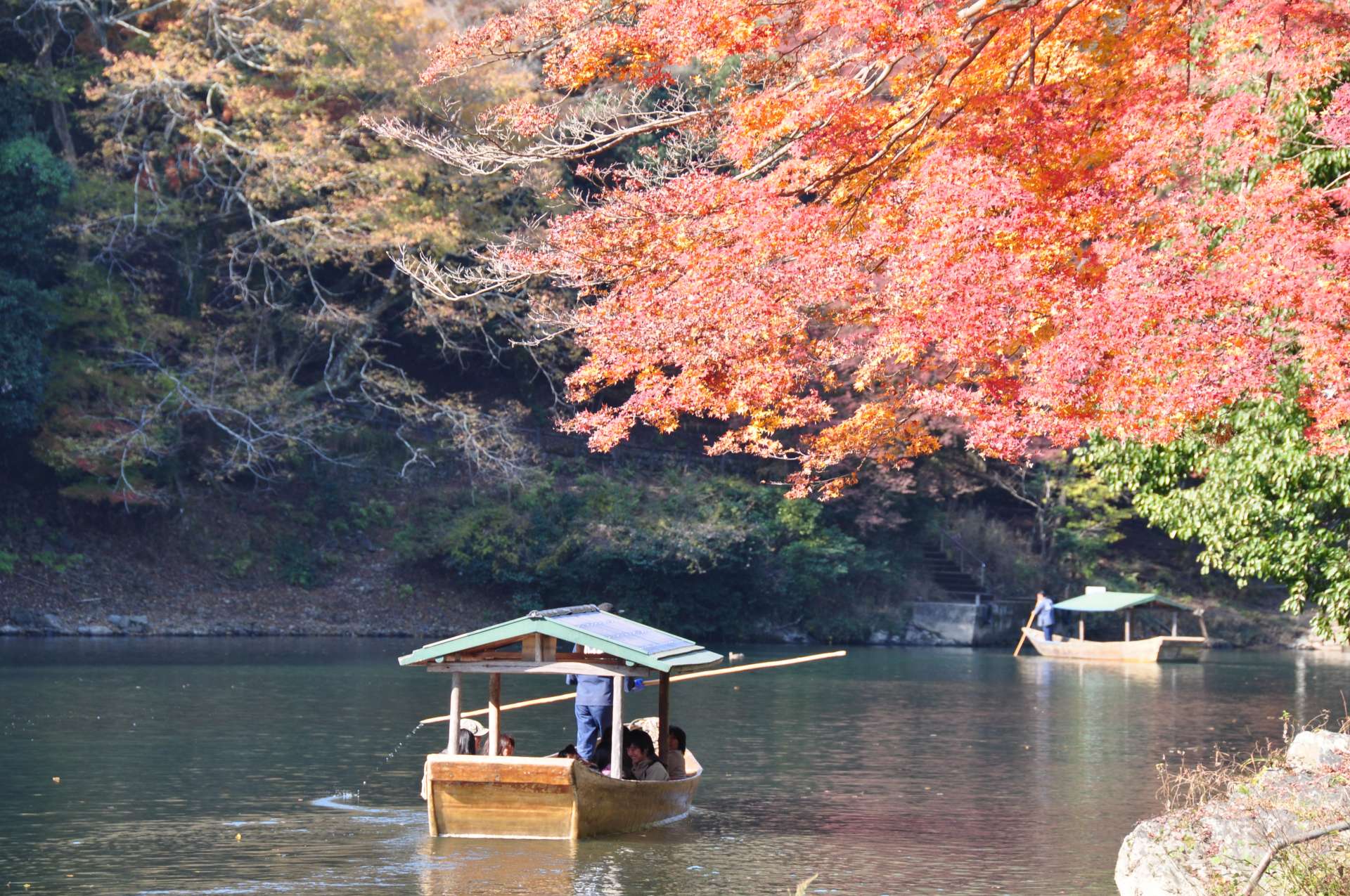 京都といえば秋の紅葉。真っ赤に色づいた山々も風情があります。