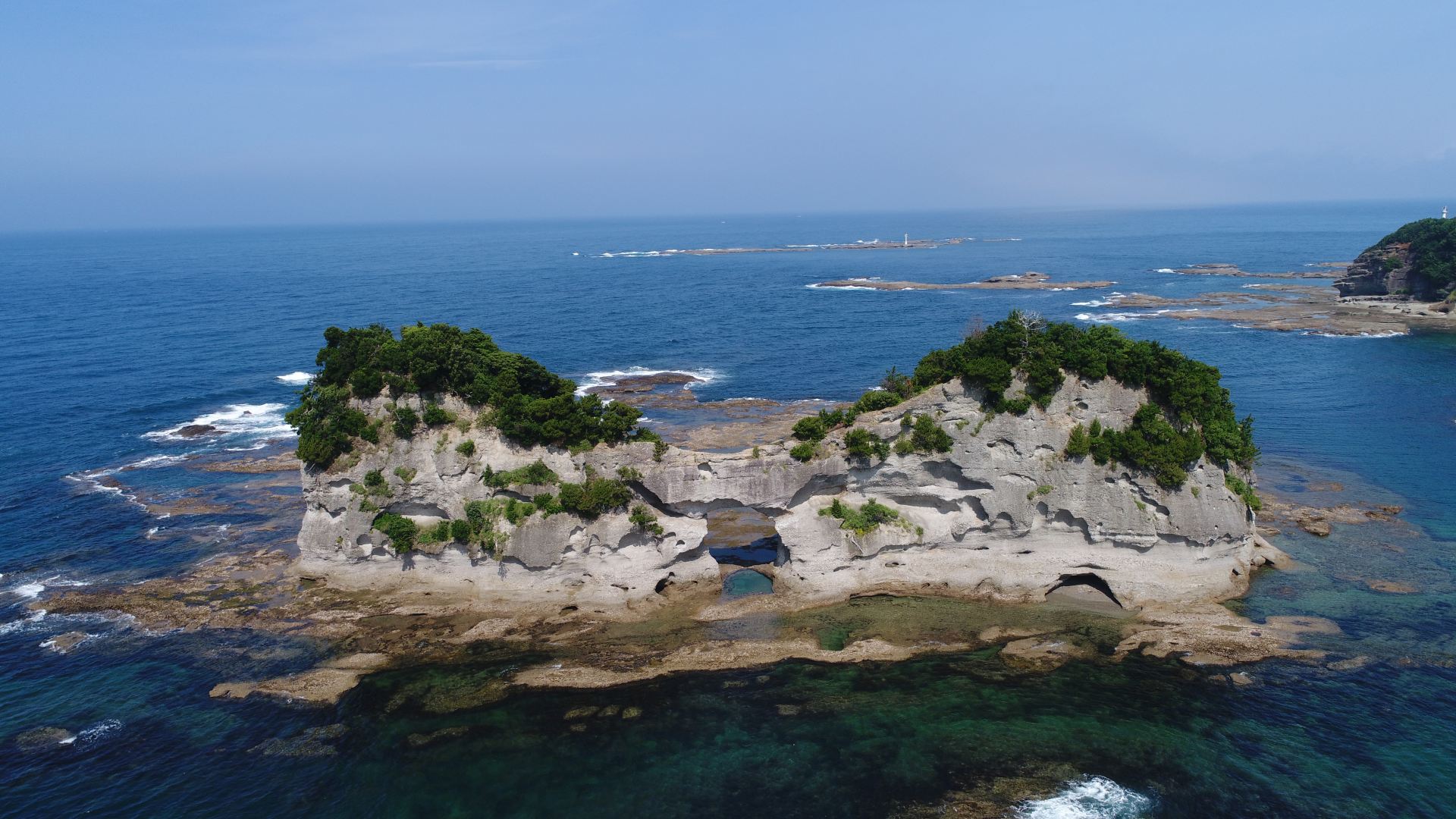 上空から臨んだ「円月島」。太平洋が広がる雄大な自然でリフレッシュ。