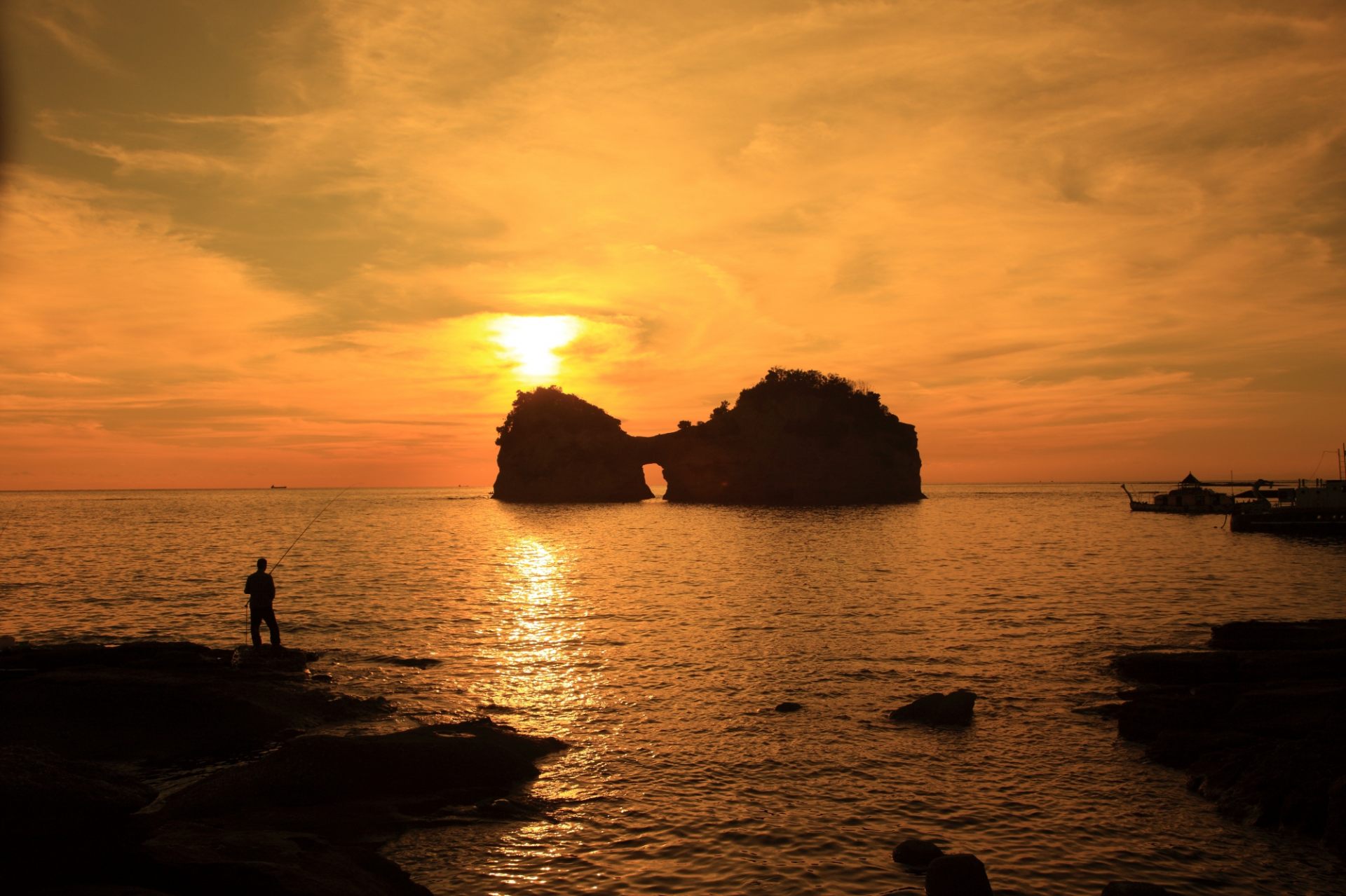 夕焼けをバックに島のシルエットが浮かぶ光景は神秘的。