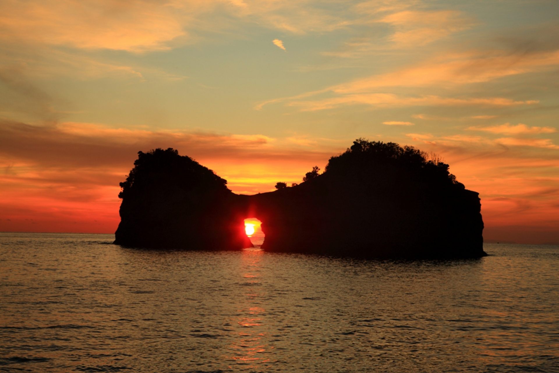 海蝕洞から見通した夕日。目にする景色の全てが唯一無二の大切な思い出に。