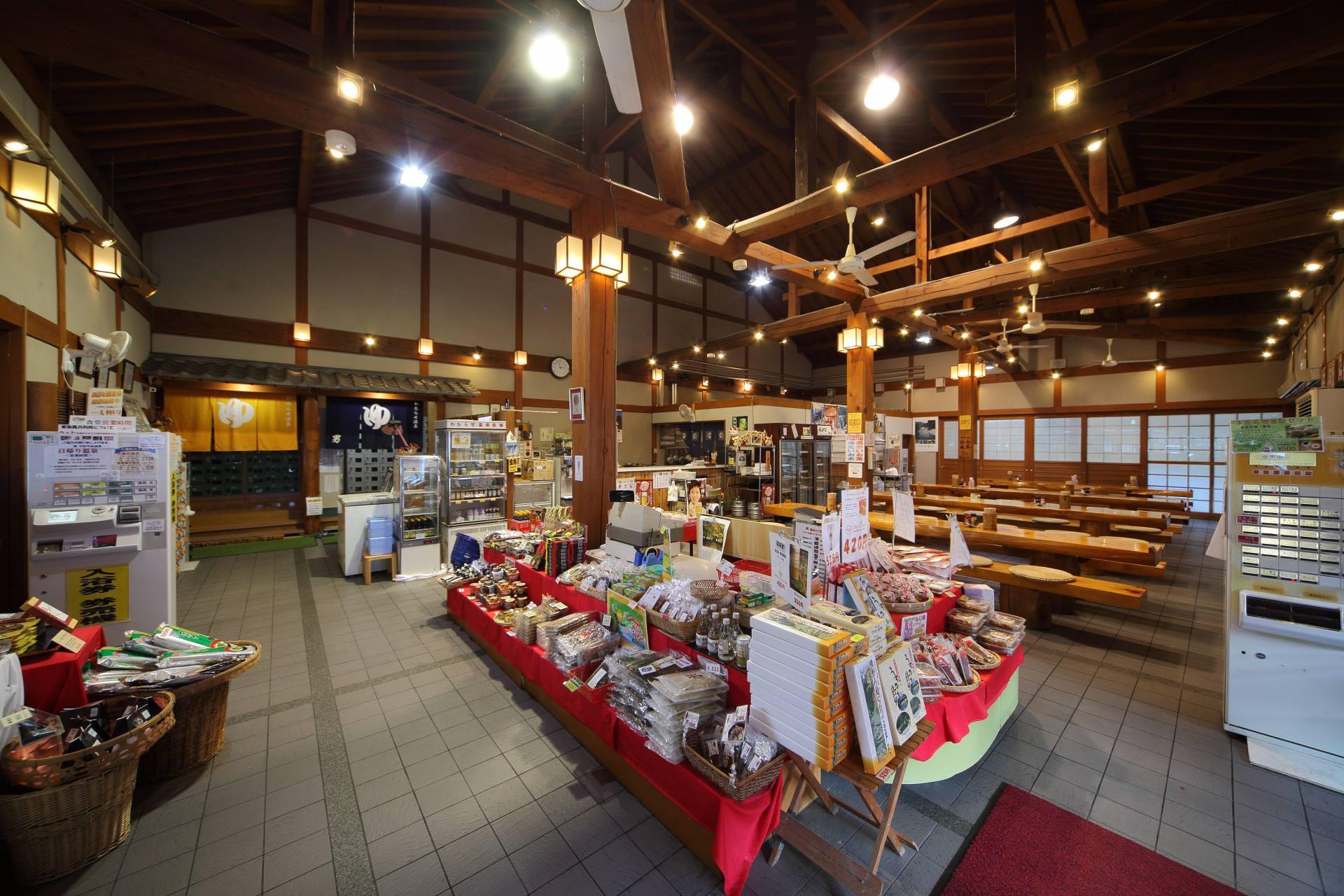 和歌山の名産がそろう「お土産処」。奥には「露天風呂食堂」が。