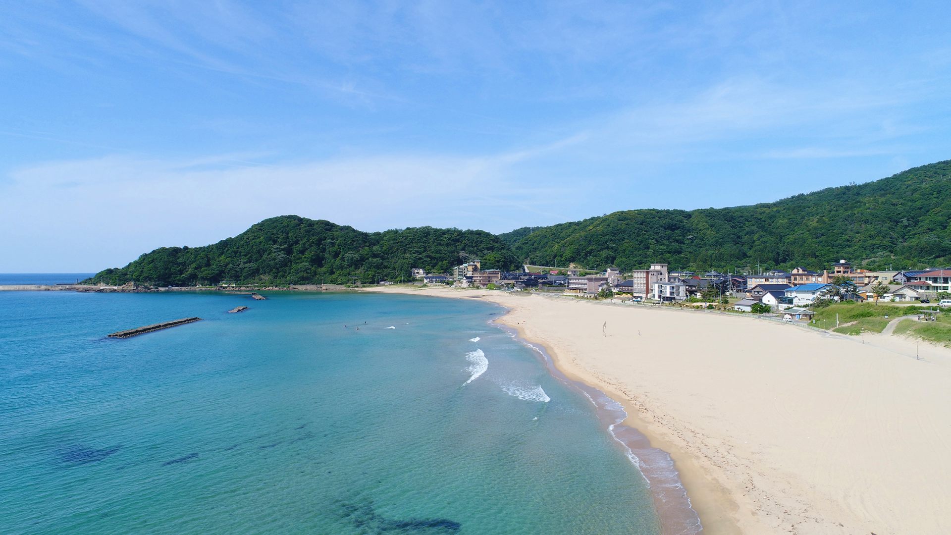 夕日ヶ浦海岸と夕日ヶ浦温泉街