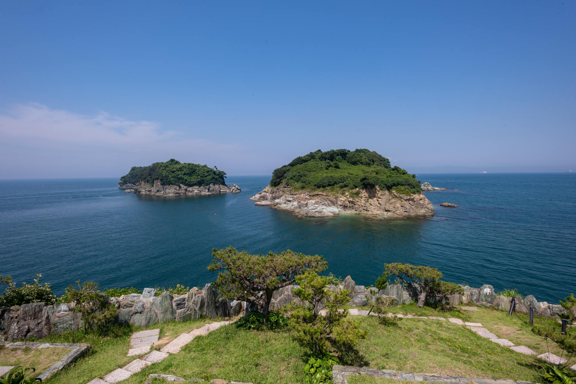 紀伊水道を臨み、晴れた日には遠く淡路島や四国まで見渡せる