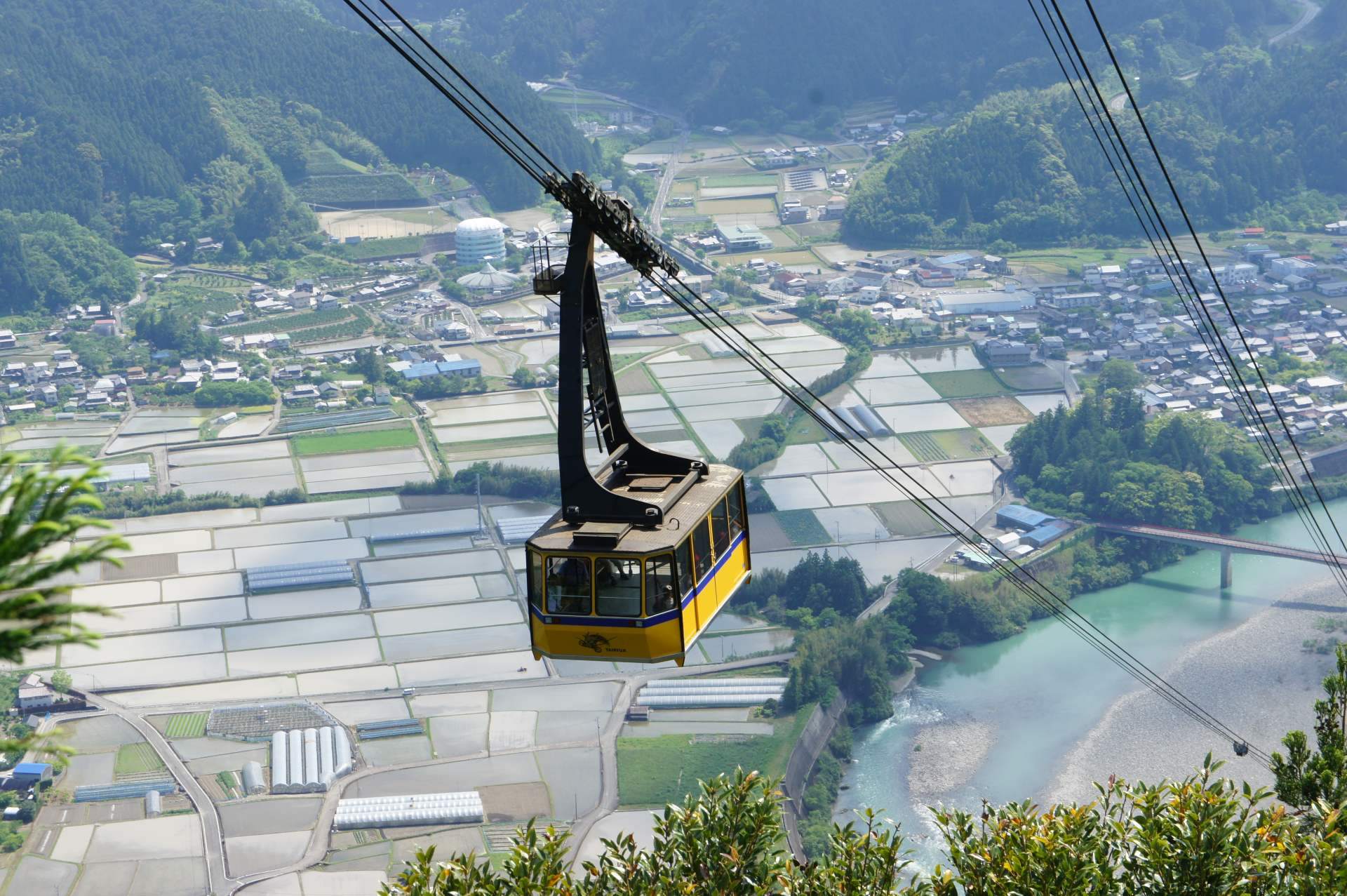 那賀川を越える全長２７７５ｍ・乗車人員101人の大型ロープウェイ