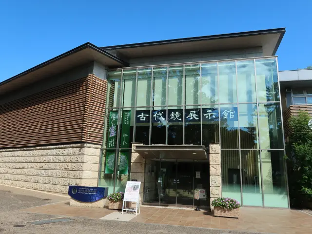 兵庫県立フラワーセンター内の池のほとりを西へ進んでください。落ち着いたたたずまいの建物です。