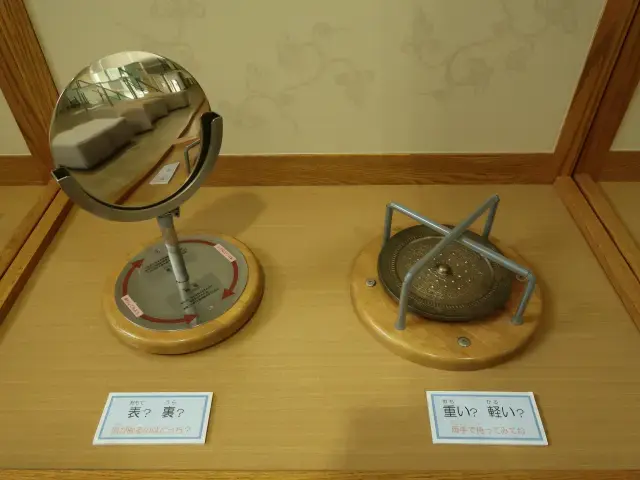 レプリカ銅鏡　（当時の技法で再現したもの）　　　　※モデルは本館収蔵の「方格規矩四神鏡」図録１３２