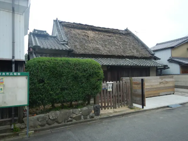 茅葺の屋根が目印です。